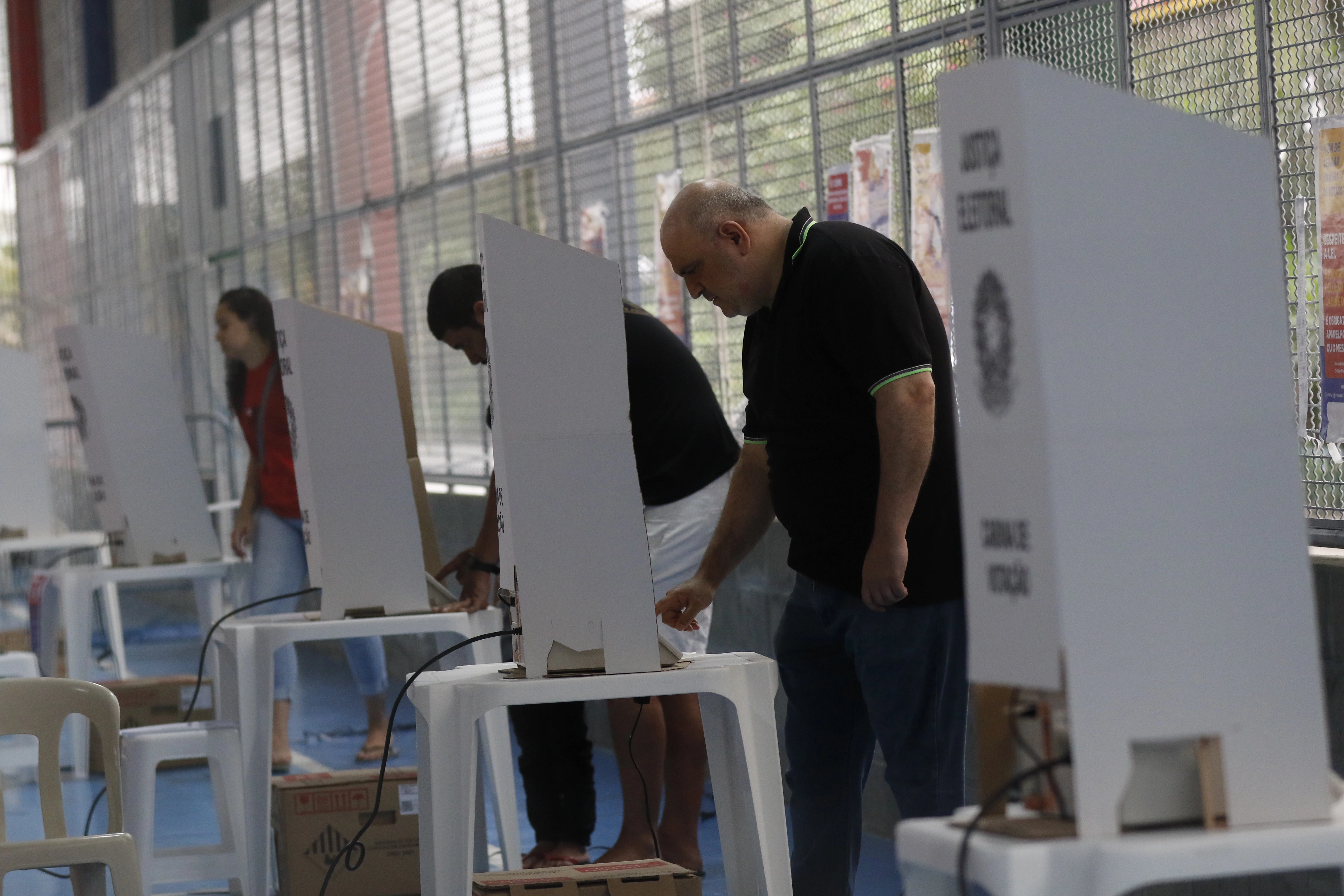 Caso haja fila nas seções de votação, a legislação estabelece públicos prioritários que podem votar antes dos demais.