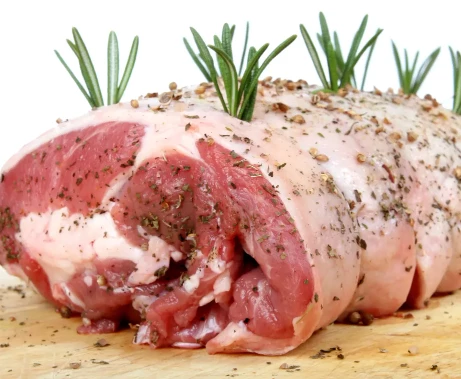 Se você desejar passe um pouco de óleo ou azeite na carne após o corte para facilitar a absorção do tempero.