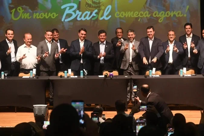 Flávio Bolsonaro recebe apoio de governadores eleitos e Cury