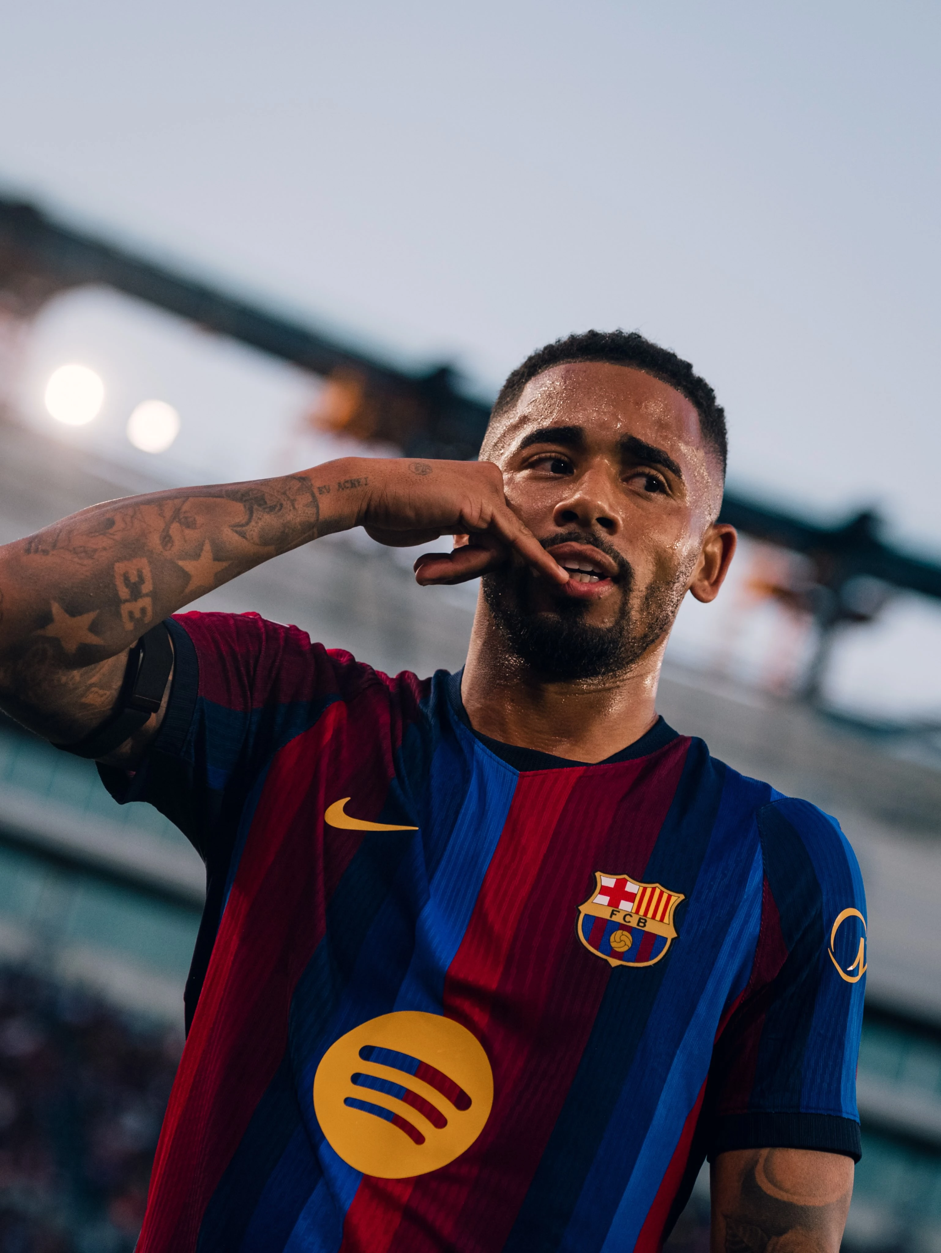Gabriel Jesus celebra gol em vitória