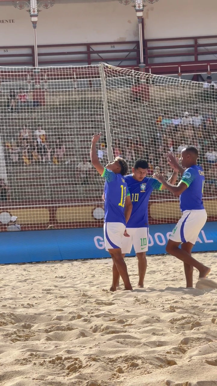 Gym celebra gol na vitória sobre o Paraguai