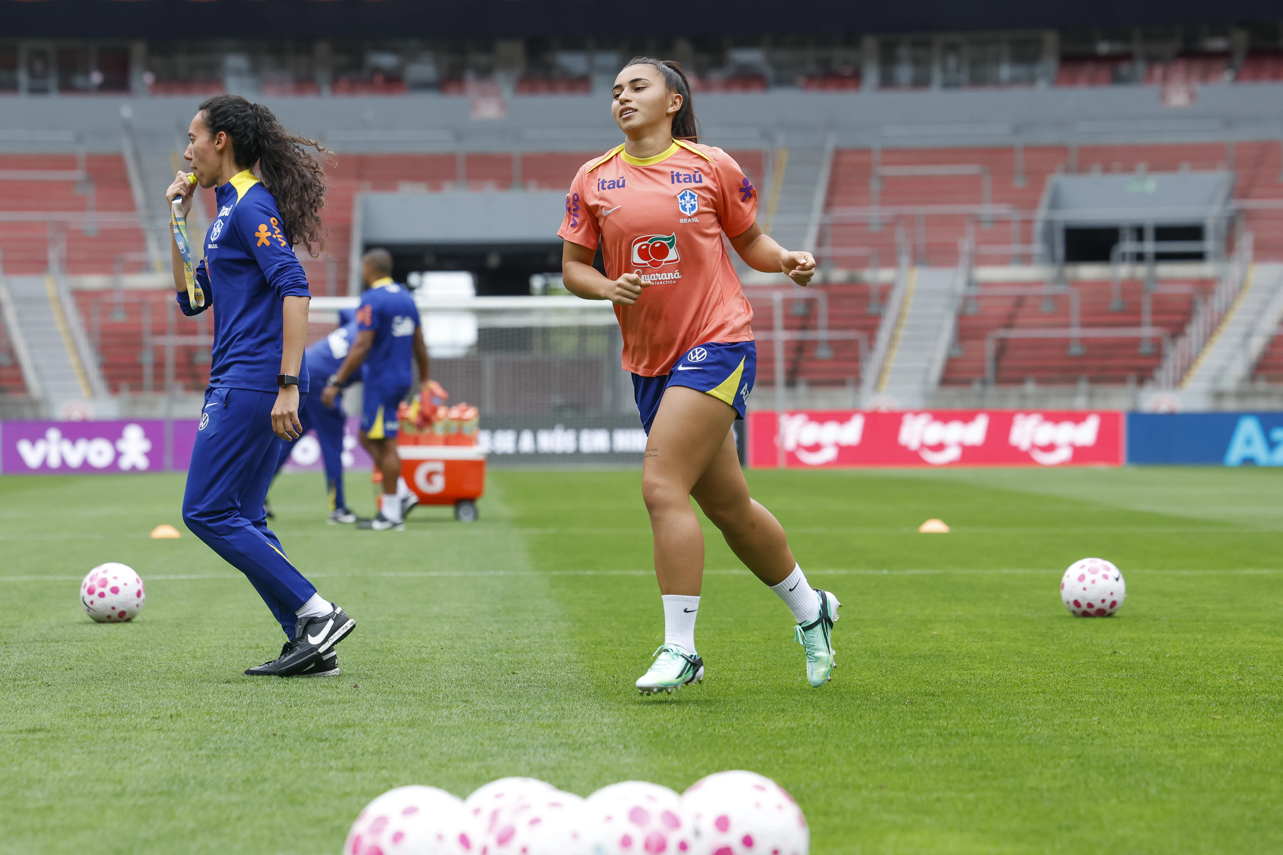 Mariza em treino da Seleção Brasileira em Porto Alegre