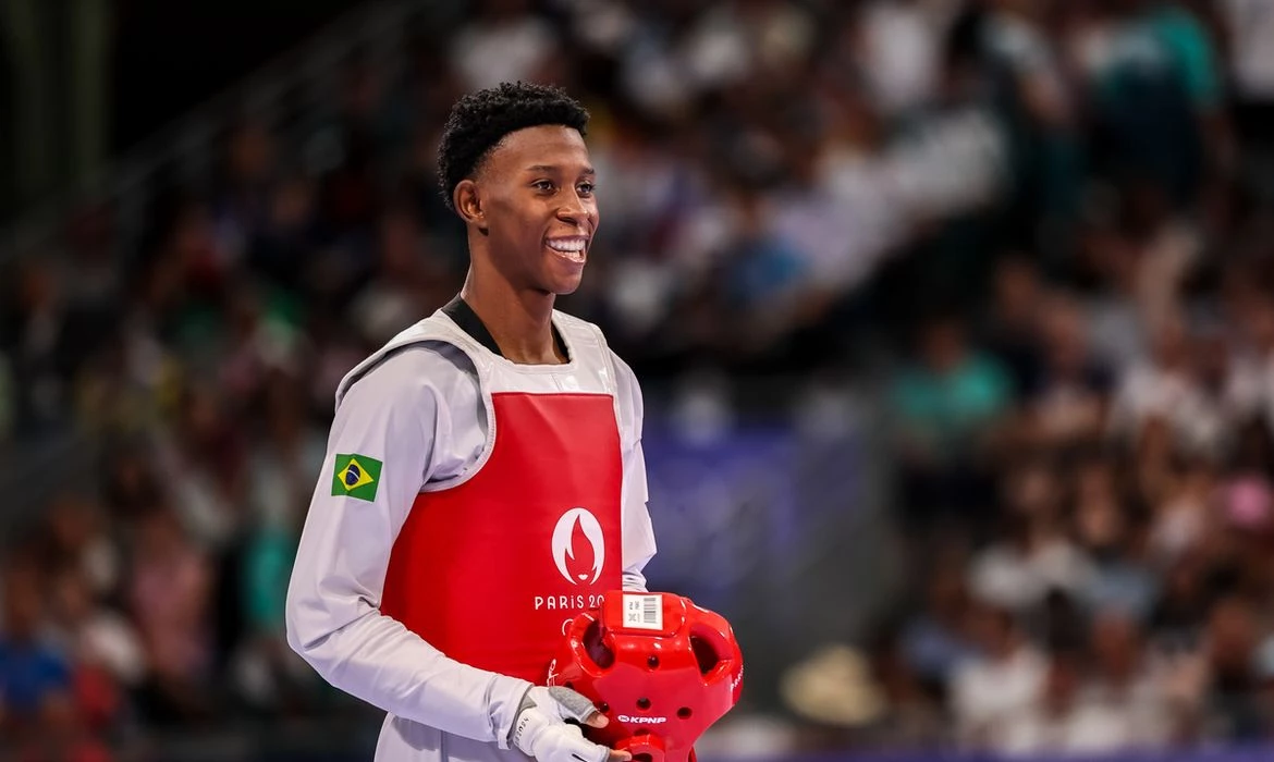 Atleta de 22 anos superou Jasurbek Jaysunov na decisão e deve assumir a liderança do ranking mundial da categoria até 80 kg.