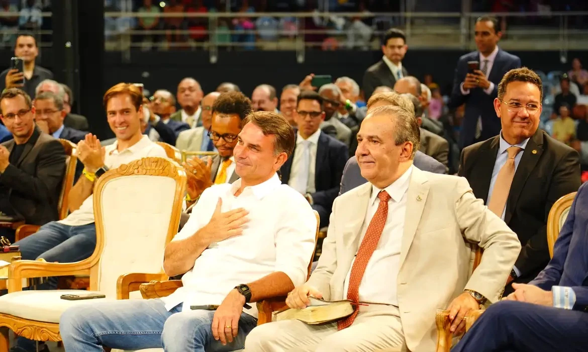 Acompanhado de Tarcísio de Freitas e Ricardo Nunes, candidato do PL fez críticas ao governo Lula e apresentou propostas econômicas.
