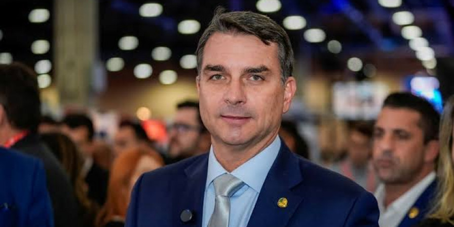 Região: Flávio Bolsonaro entra nos Estados Unidos com autorização humanitária de 1 ano