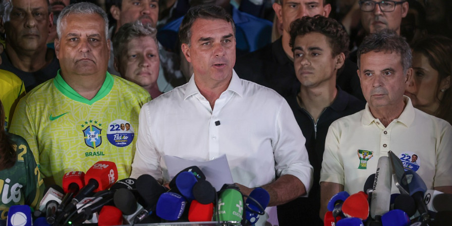 Polícia Federal analisa circunstâncias da fuga de Flávio Bolsonaro do Brasil