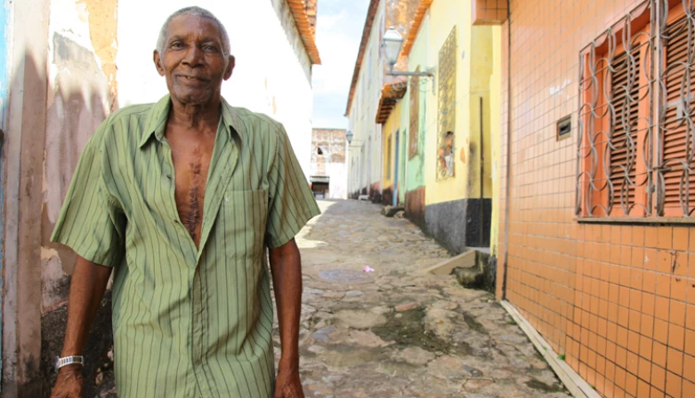 Abílio Soares da Cruz mora há 50 anos no Beco da Caela, onde criou seus filhos e hoje vive com os netos