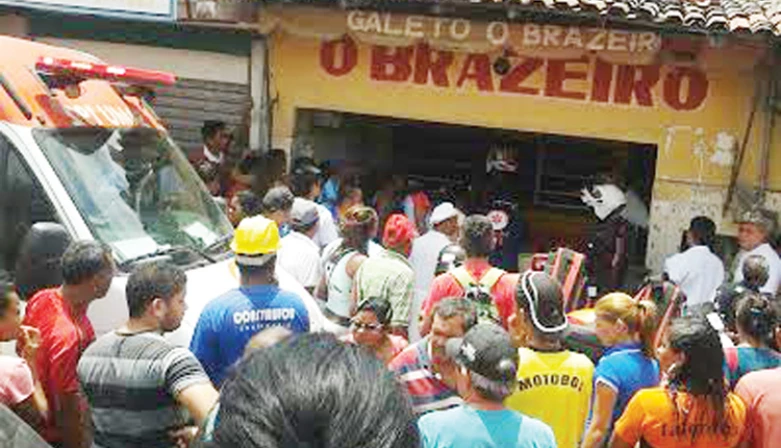 Curiosos no local do assassinato