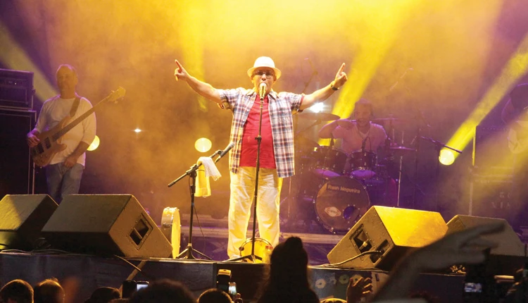 Papete durante apresentação no Arraial da Lagoa, em 2014