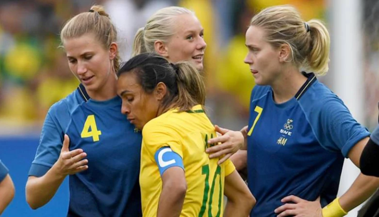 A capitã da Suécia tenta acalmar a amiga Marta, Seleção Brasileira /Vanderlei