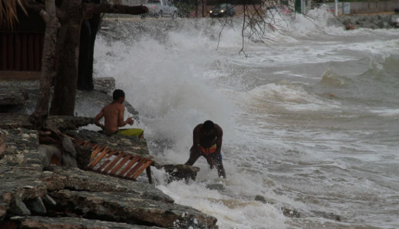 Ondas da maré de sizigia atingem área da Ponta d'Areia