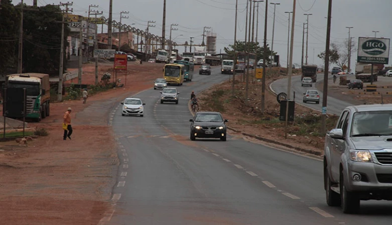 Veículos circulando com farois ligados durante o dia na BR-135/Biaman Prado