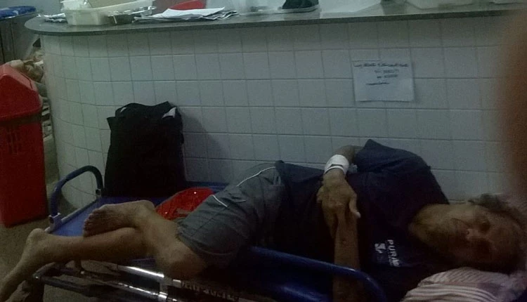Paciente em maca no corredor no hospital em registro no dia 23 de julho deste ano