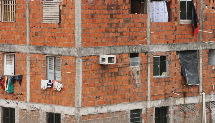 Pessoas que alegam não ter onde morar passaram a ocupar apartamentos inacabados no bairro Bequimão