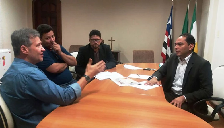 Aluisio Mendes com o prefeito de Imperatriz, Assis Ramos, e assessores