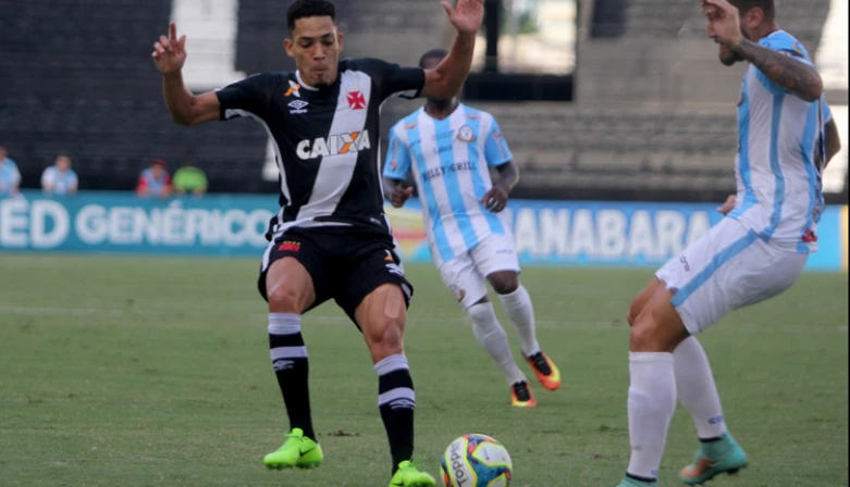 Lance do jogo Macaé 2 x 2 Vasco da Gama, que teve muita marcação no setor de meio de campo