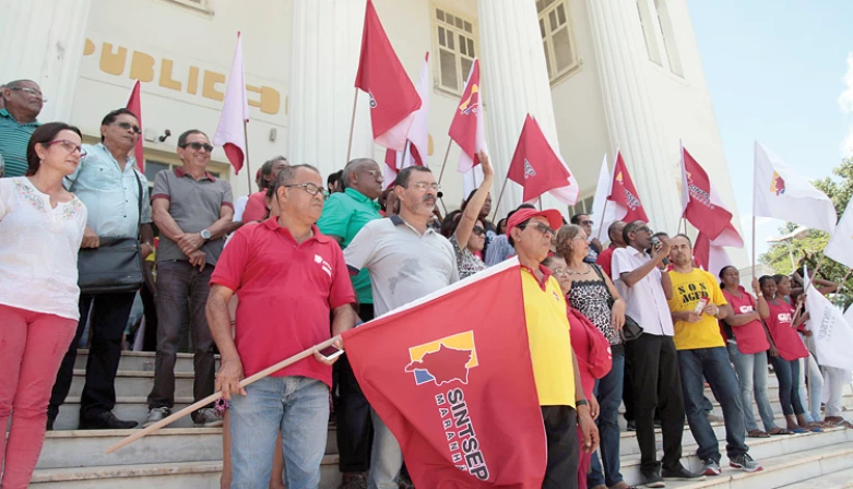 Servidores públicos fazem manifestação em frente à Biblioteca Pública Benedito Leite.