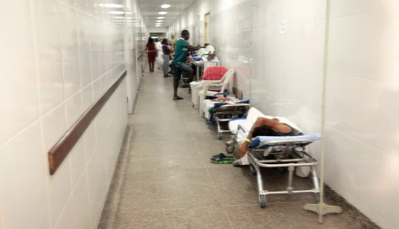 PACIENTES permanecem em macas em um dos corredores do hospital municipal
