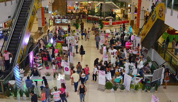 A Feira da Mulher, realizada anualmente pelo empreendimento, reúne diversas marcas e oferece serviços variados, atraindo grande público para o Imperial Shopping