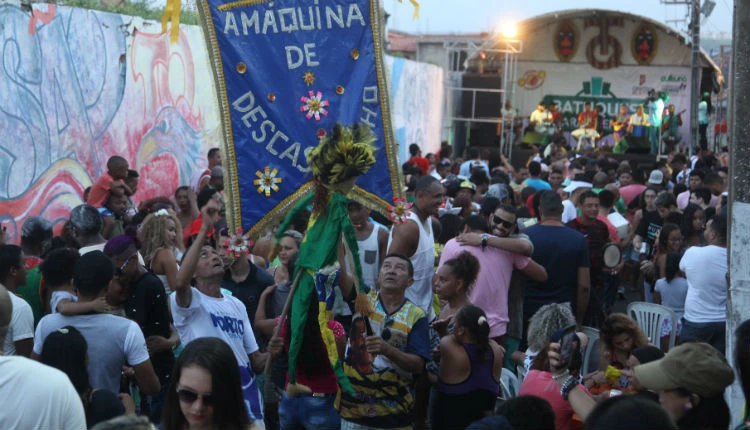 Foliões caem na festa com a Máquina, na Madre Deus