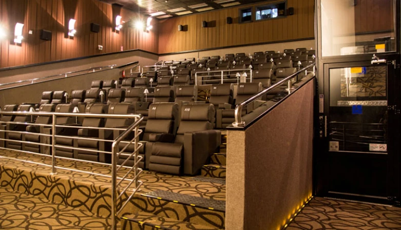 Uma das salas vip da Cinépolis com elevador para deficientes