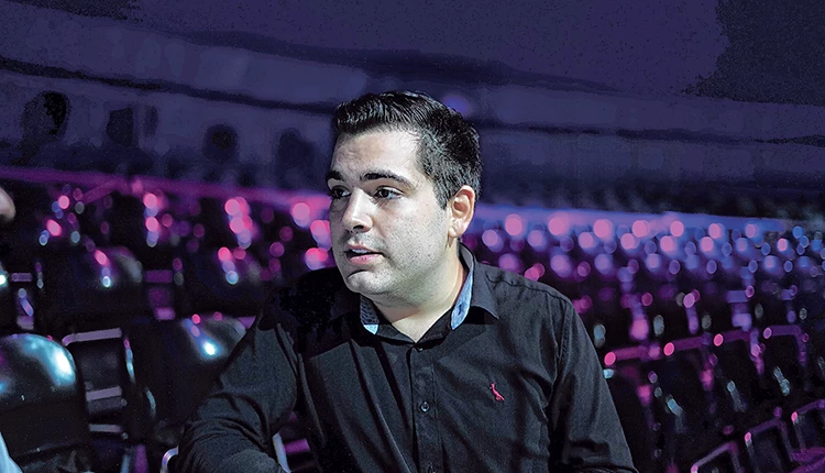 Bryan Stevanovich atua em números circenses e cuida da divulgação do circo