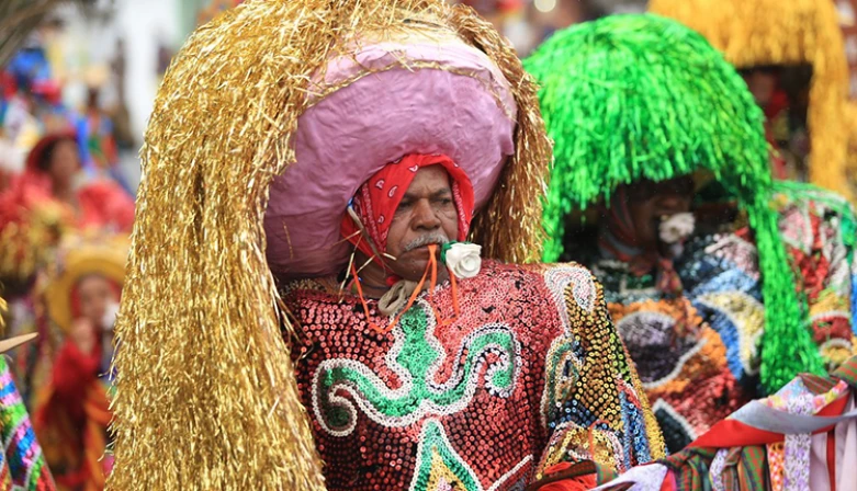 Grupo de Maracatu levam animação as ruas de Olinda (PE)