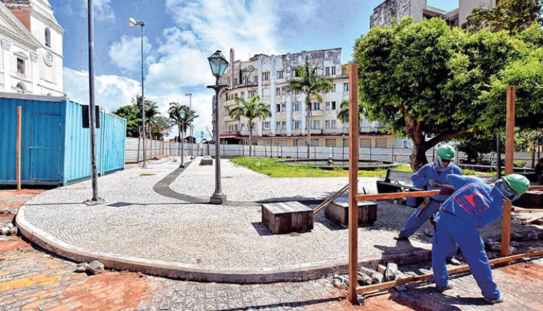Tapumes começaram a ser colocados para cercar toda a área da praça, que passará por reforma
