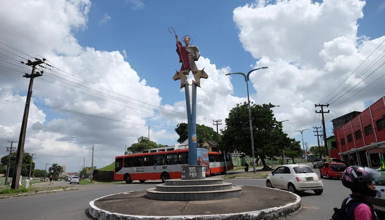 Estátua de São Marçal, instalada na avenida que leva o nome do santo e é palco da festa, no João Paulo
