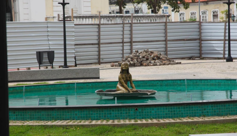 Restaurada, escultura da Mãe d’Água, feita pelo artista Newton Sá, já está de volta à Praça Dom Pedro II