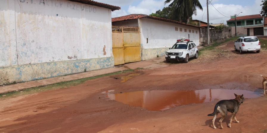 Buraco e lama na frente de escola, no Parque Pindorama