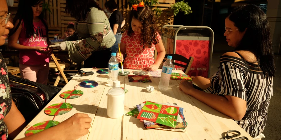Oficina que ensinou sobre a reutilização do CD foi uma das atividades do evento