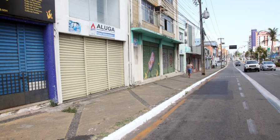 Faixa exclusiva de ônibus provocou fechamento de lojas em avenidas afetadas