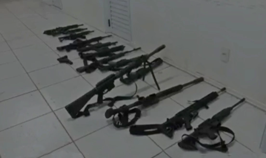 Armas de grosso calibre apreendidas com os bandidos