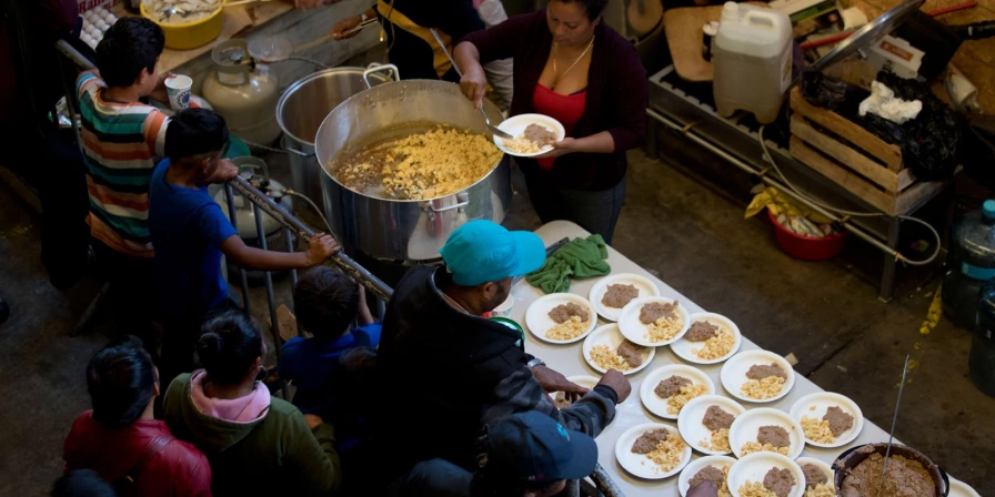 Migrantes hondurenhos são vistos em um albergue em Tijuana, no México