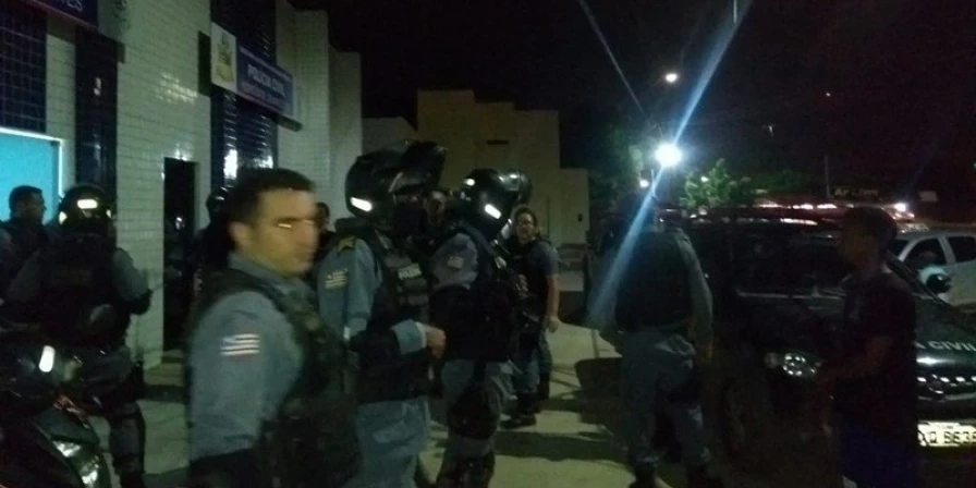 A polícia foi acionada para conter a troca de tiros.