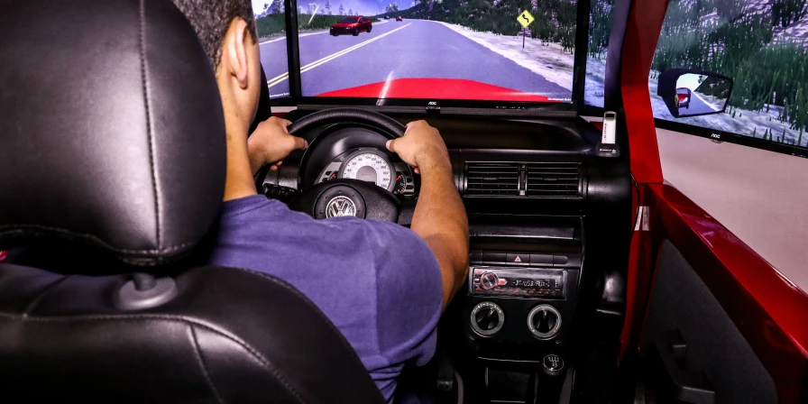 Equipamento treina o autocontrole e a segurança dos condutores em situações que simulam a realidade