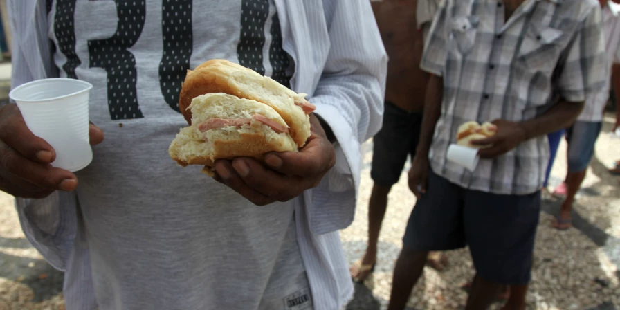 O domingo começou melhor para as pessoas em situação de rua que perambulam pelo Centro Histórico