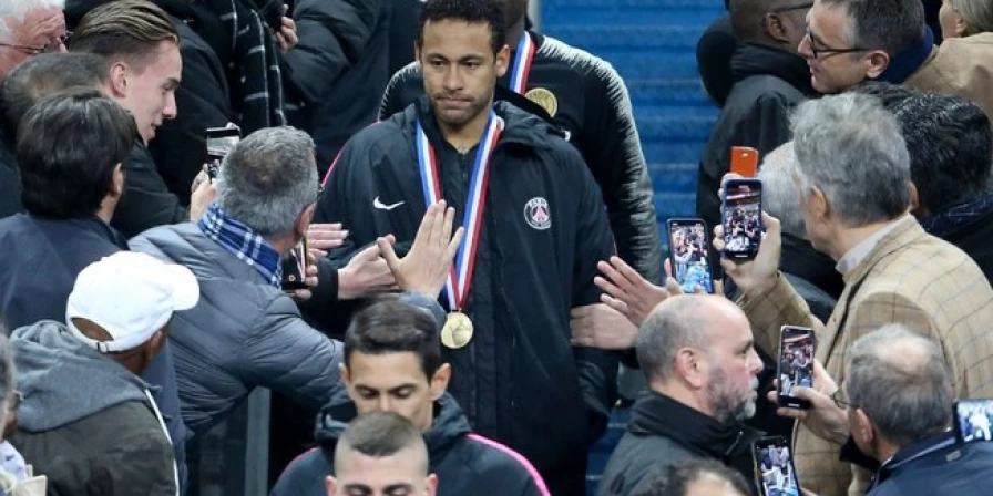 Neymar agrediu o torcedor com um soco no rosto.