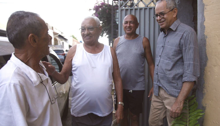 Seu “Célio Batata”, seu “Caju” com o filho, em conversa com o professor Ed Wilson Araújo, no bairro