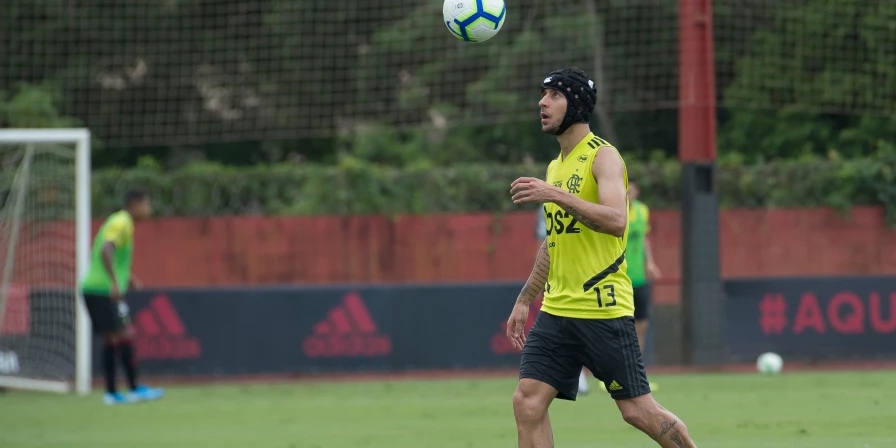 Lateral Rafinha em atividade no CT do Ninho do Urubu