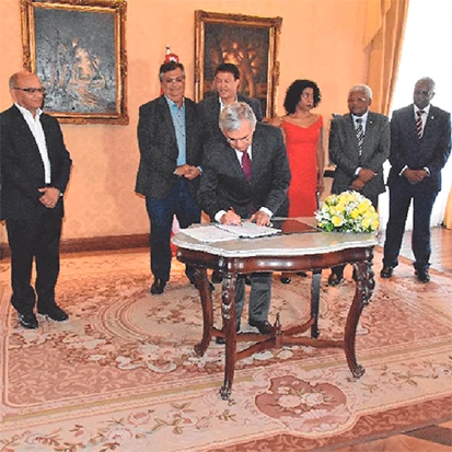 DURANTE um encontro, no início da tarde de ontem, no Palácio dos Leões, foi assinado um Termo de Cooperação Técnico-Científica entre o Governo do Maranhão, por meio da Secretaria de Estado da Educação (Seduc), e a Universidade Federal do Maranhão, por intermédio da Licenciatura em Estudos Africanos e Afro-Brasileiros (Liesafro) e do Núcleo Interdisciplinar em Estudos Africanos e Afro-Brasileiros (Niesafro). O documento certifica o financiamento da realização de trabalho de campo na cidade de Maputo, em Moçambique, de 45 integrantes da Liesafro, em setembro de 2020, além da formação de 500 professores da educação básica do Maranhão, também no próximo ano. O termo foi assinado pelo reitor Natalino Salgado; pelo governador do Maranhão, Flávio Dino; pelo secretário de Estado da Educação, Felipe Camarão; pela coordenadora da Liesafro, Kátia Régis; pelo vice-reitor da Universidade Pedagógica de Maputo, José Paulino Cristiano; e pela profª e ex-ministra de Políticas de Promoção da Igualdade Racial do Brasil, Nilma Lino Gomes