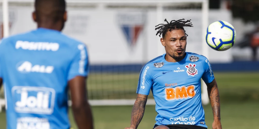 Júnior Urso no último treino que o Corinthians fez antes da viagem para o Norteste