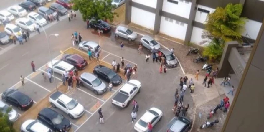 Funcionários saíram do Fórum Desembargador Sarney Costa após o tremor.