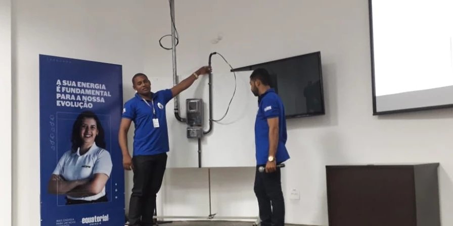 olaboradores da Equatorial Maranhão expõem o modelo de Padrão de Entrada a serem seguidos.