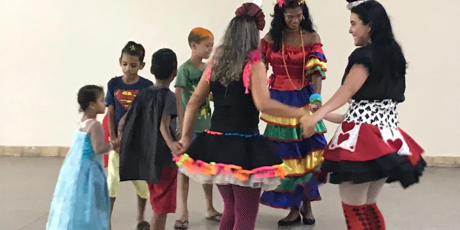 Crianças brincam de roda e se divertem no Bailinho do Parque Botânico da Vale, em São Luís