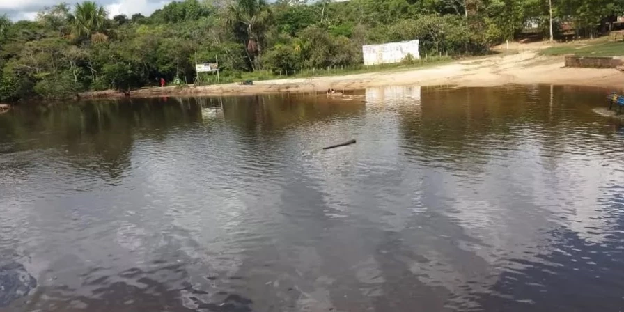 Canoa virou, durante passeio no último domingo, 29, no Igarapé do Gapó, na cidade de Bacabal