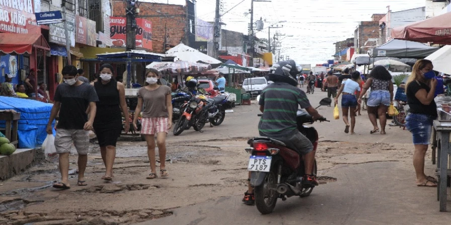 Avenida Brasil, na Divineia, registra aglomerações diariamente com o funcionamento do comércio