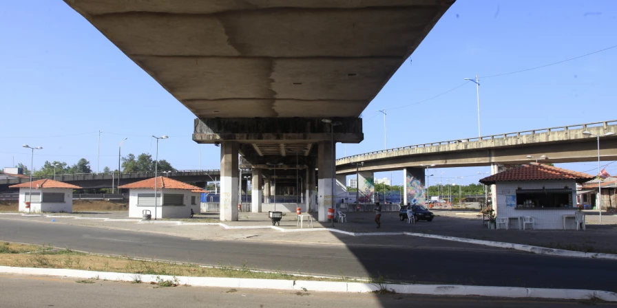 Sob a ponte, quiosques incrementam a urbanização e representam fonte de trabalho e sobrevivência