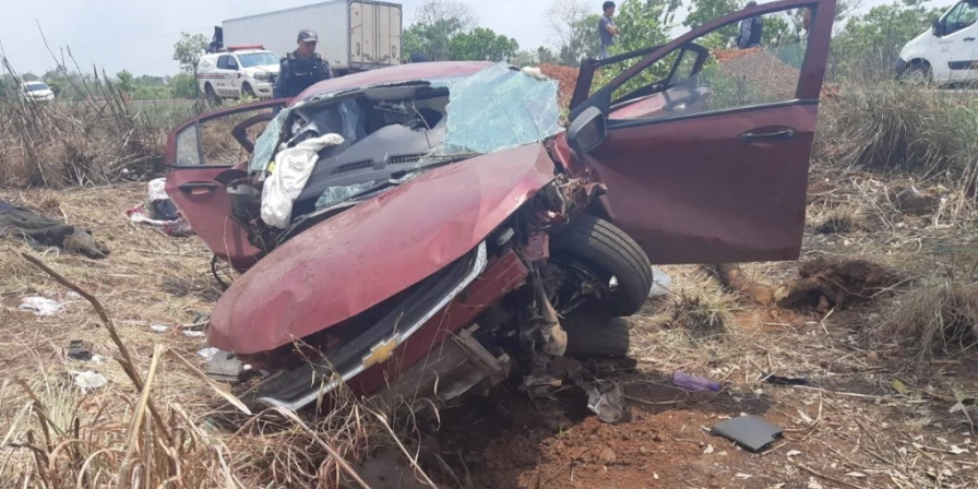 Motorista perdeu o controle da direção, saiu da pista e chocou-se com uma árvore ao desviar de um buraco na BR-226
